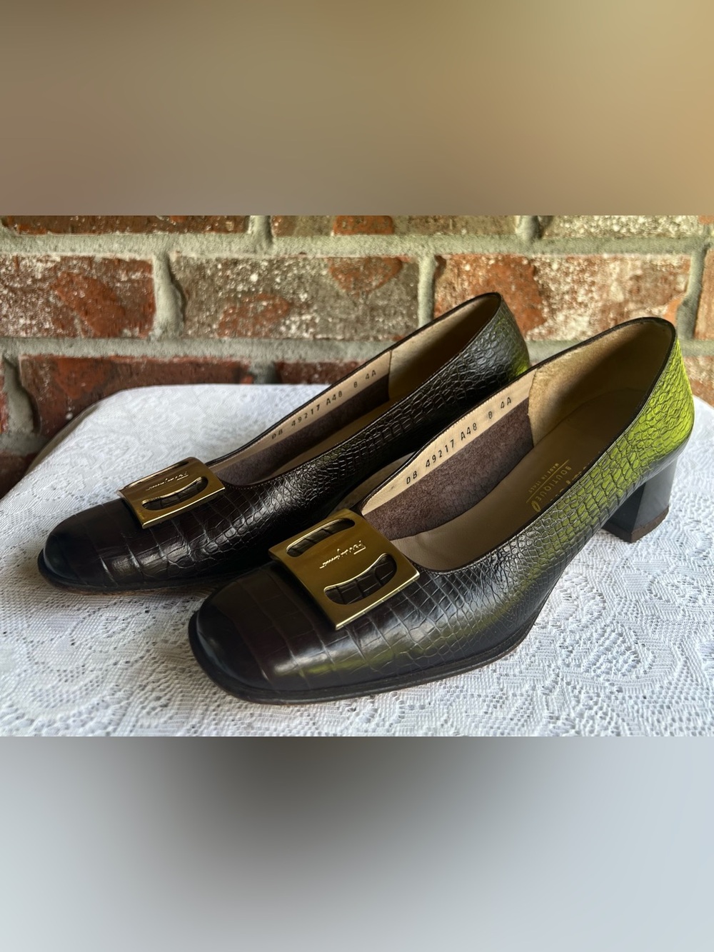 Salvatore Ferragamo dark brown crocodile-embossed Leather Pumps size 8 4A